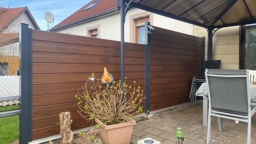 Gartenzaun mit Sichtschutz in Holzoptik