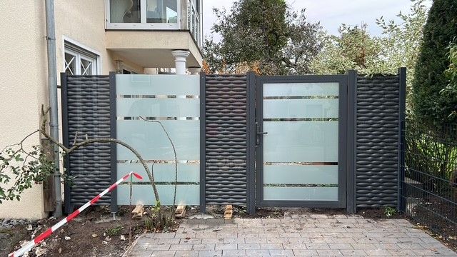 Zauneingang mit Glaselementen