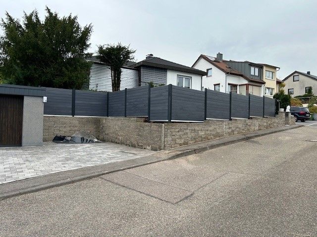 Zaun auf einer Mauer