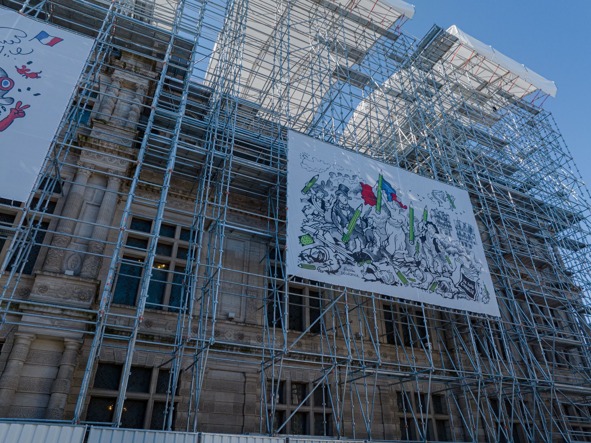 Échafaudage autour d'un immeuble - filet jaune antigravats autour