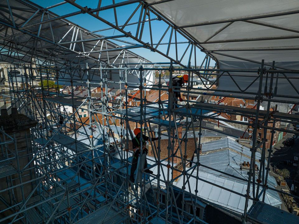 Échafaudage installé autour d'un immeuble résidentiel