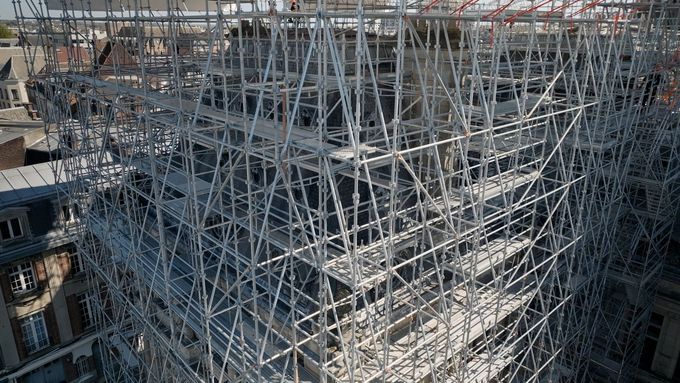 Échafaudage installé autour d'un bâtiment professionnel