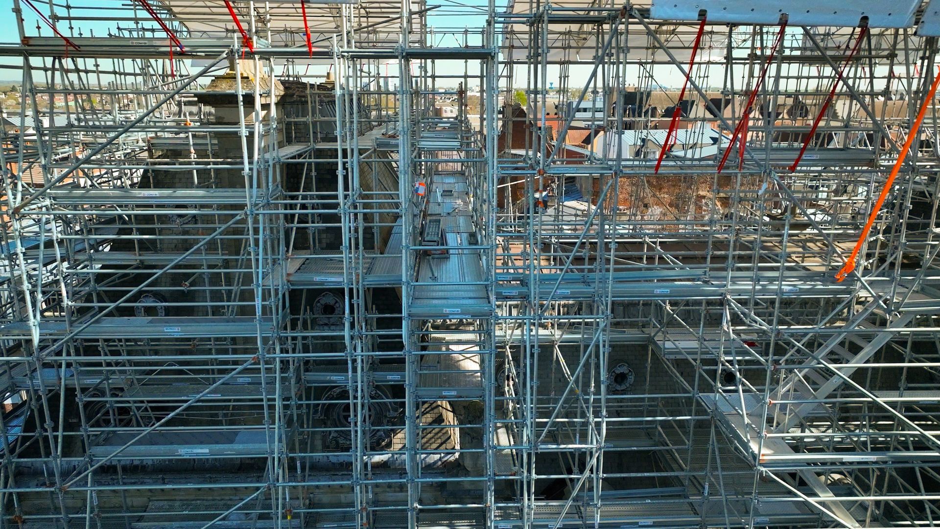 Échafaudage installé devant la façade d'une maison mitoyenne