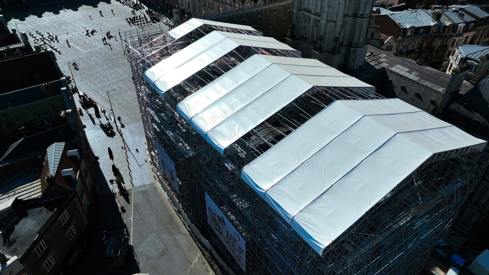 Échafaudage installé devant une grande façade en pierre