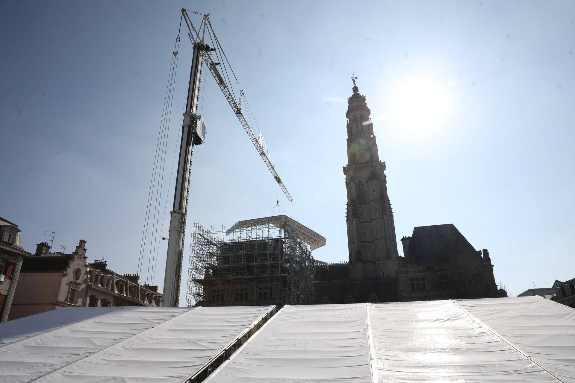 Échafaudage installé autour d'un immeuble résidentiel