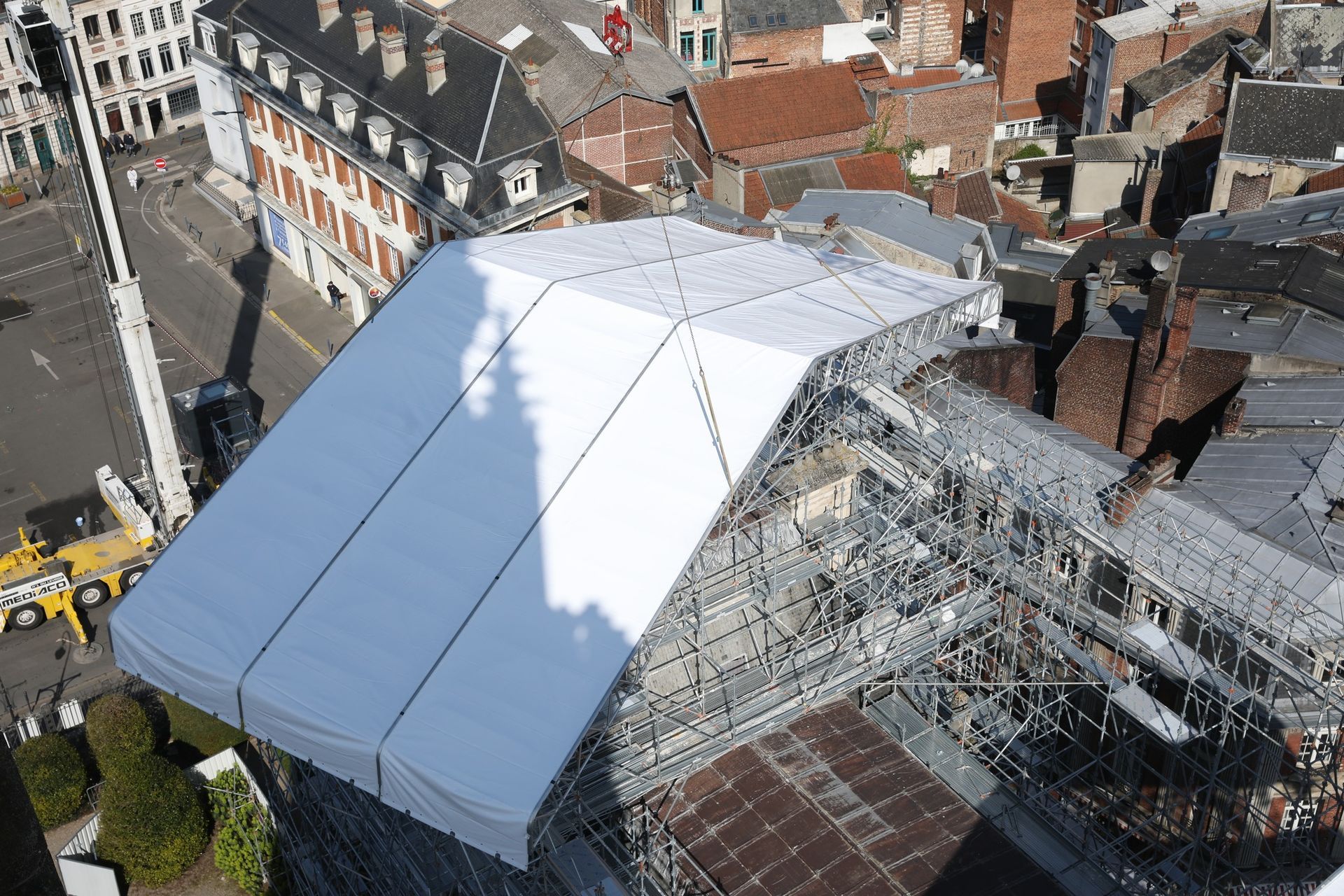 Échafaudage autour d'un immeuble - filet antigravats jaune autour