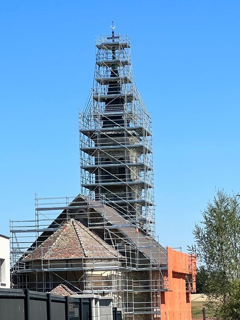 Échafaudage autour d'un clocher d'église