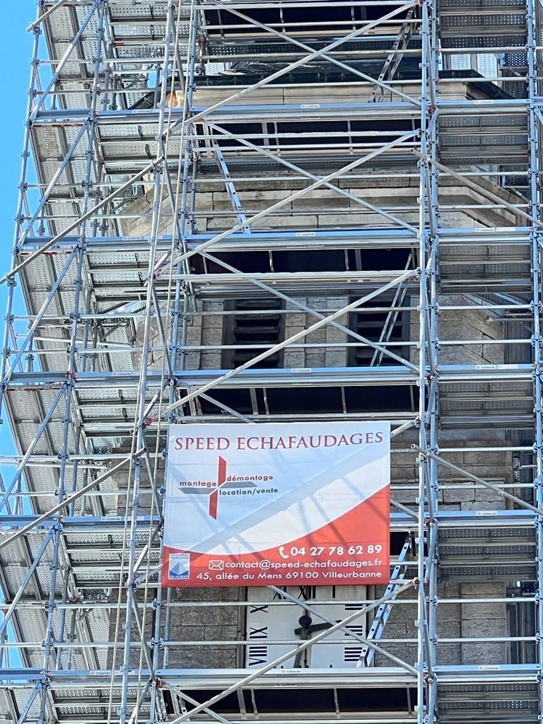 Échafaudage avec le logo de l'entreprise affiché