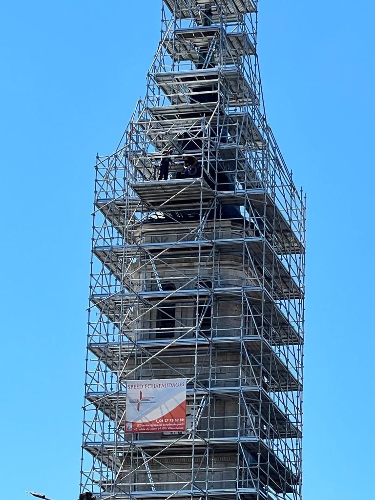 Échafaudage pour rénover un clocher