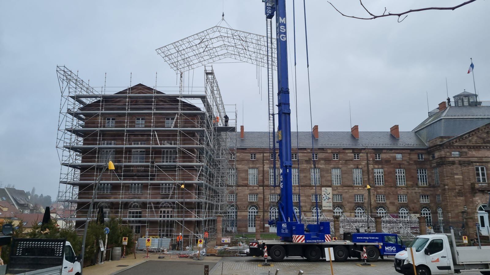 Échafaudage autour d'un immeuble - filet antigravats jaune autour