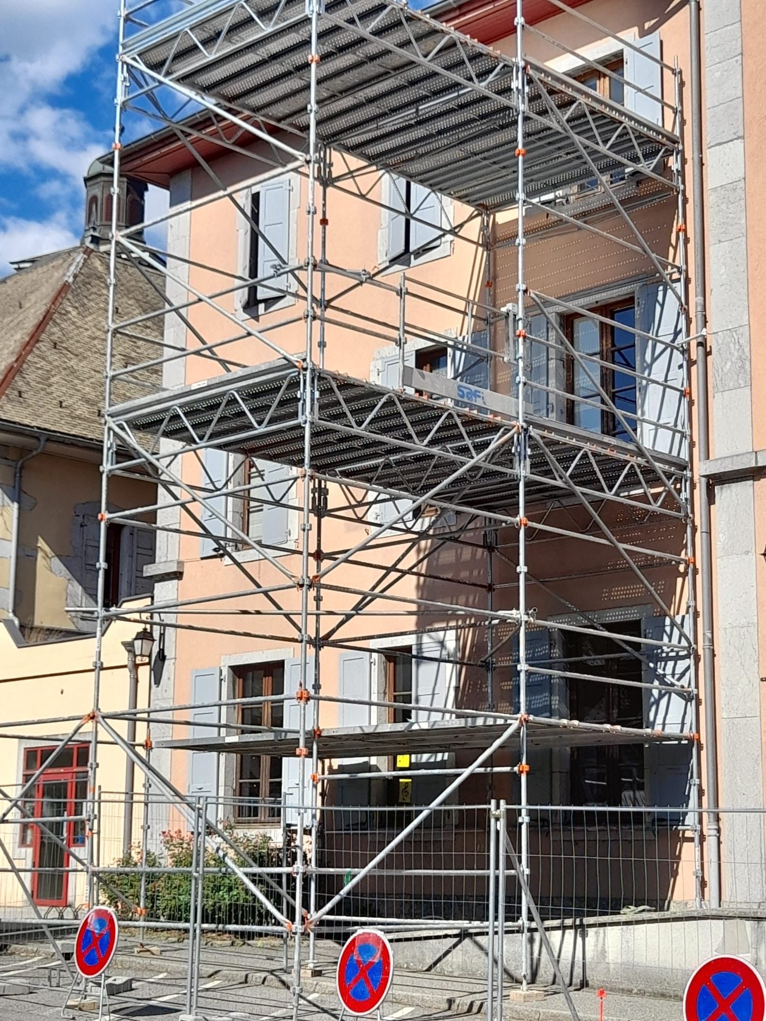 Échafaudage installé devant la façade d'une maison mitoyenne