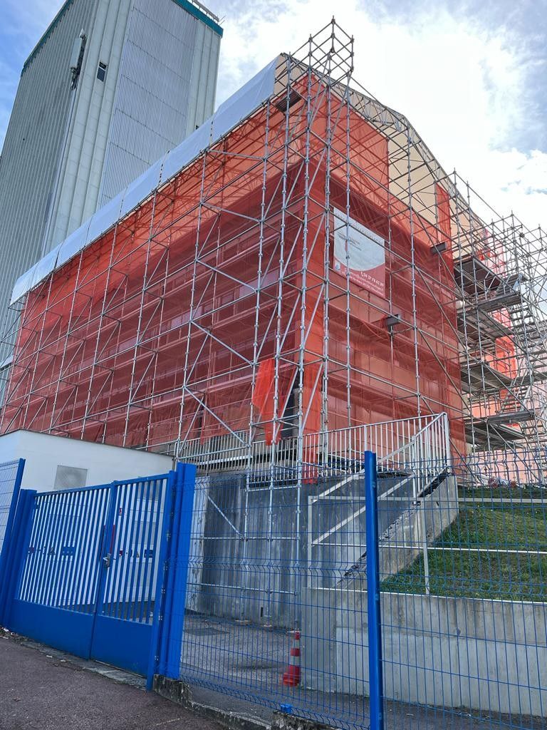 Échafaudage installé autour d'un bâtiment professionnel