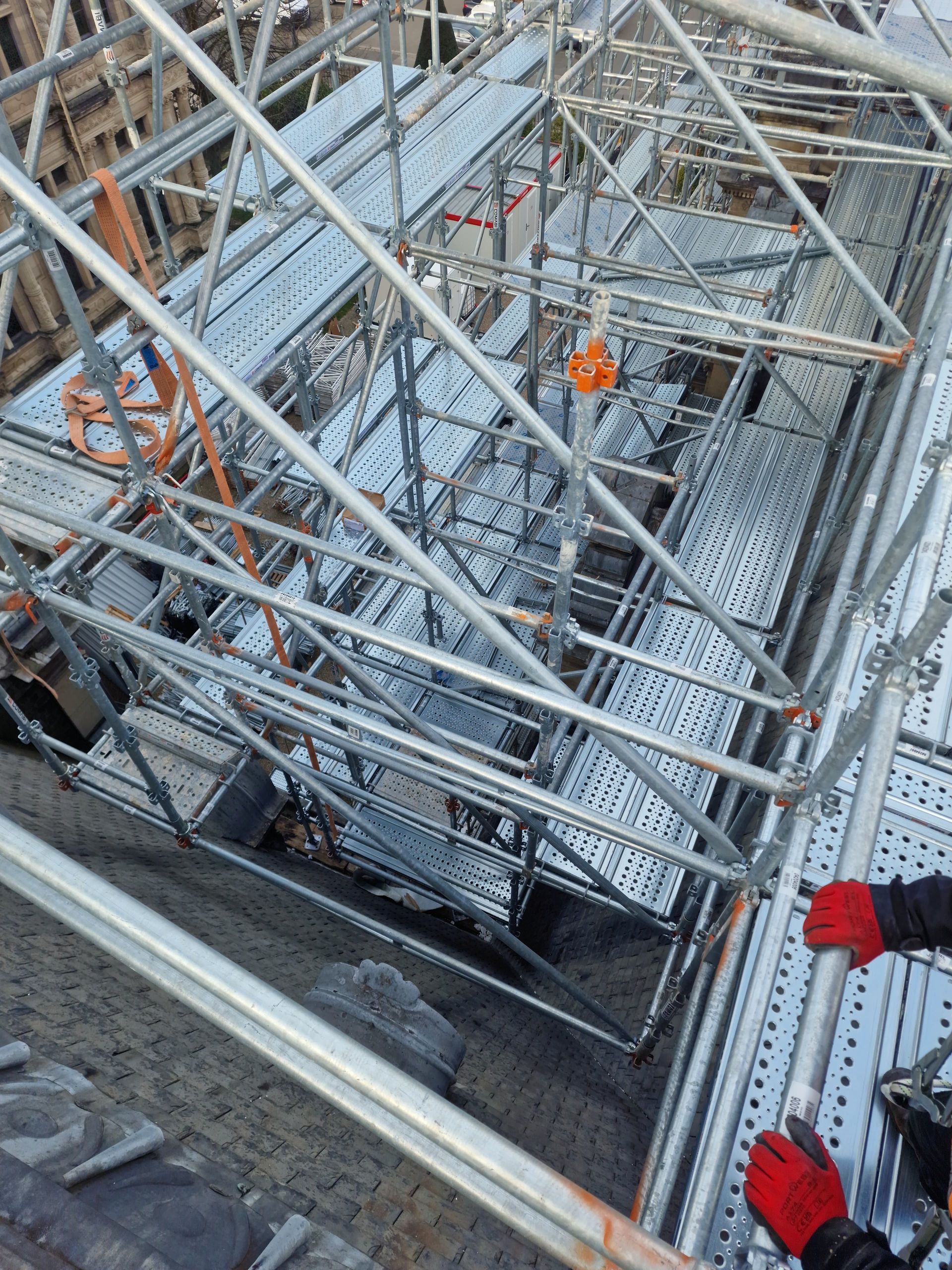 Vue de l'intérieur d'un échafaudage