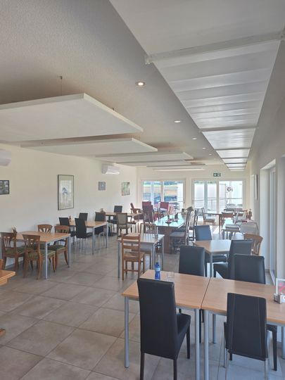 Intérieur d’un bistrot à l’éclairage tamisé.
