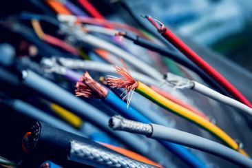 Erivärisiä sähköjohtoja