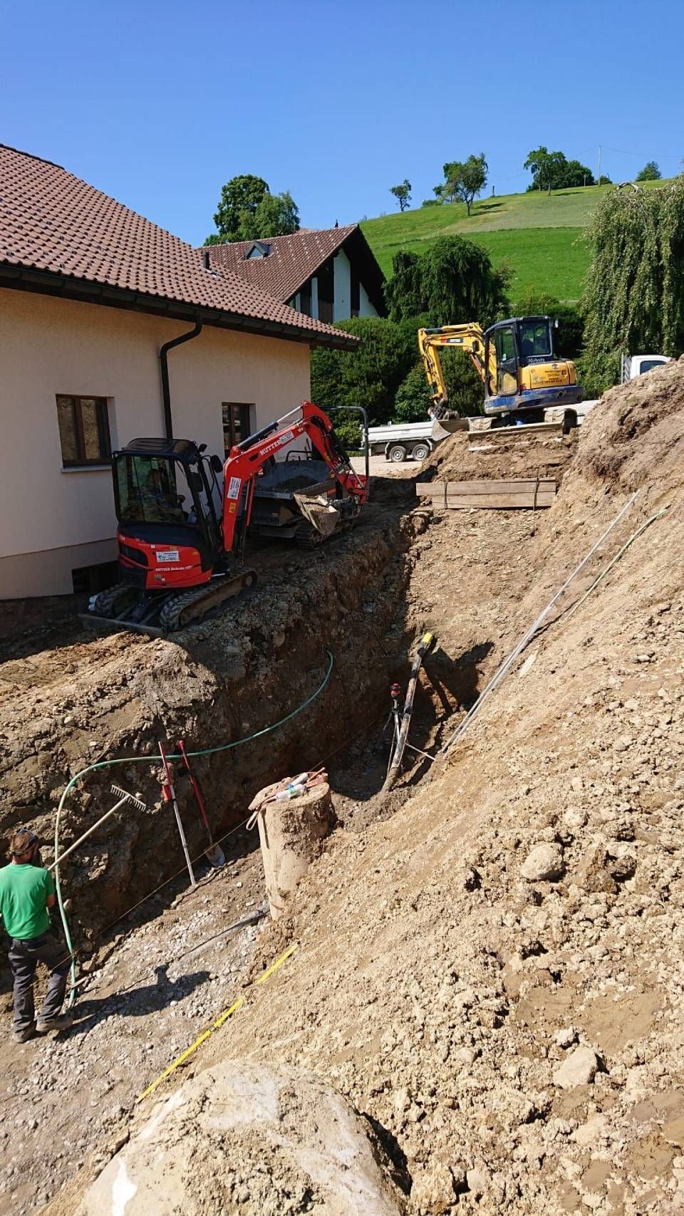 Ein grosser Erdhaufen liegt vor einem Haus. Foto von der Sonderegger Gartenbau GmbH