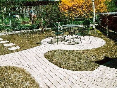 Eine Terrasse mit einem Tisch und Stühlen in der Mitte