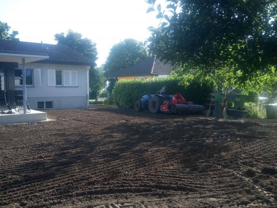 Ein großer Erdhaufen liegt vor einem Haus
