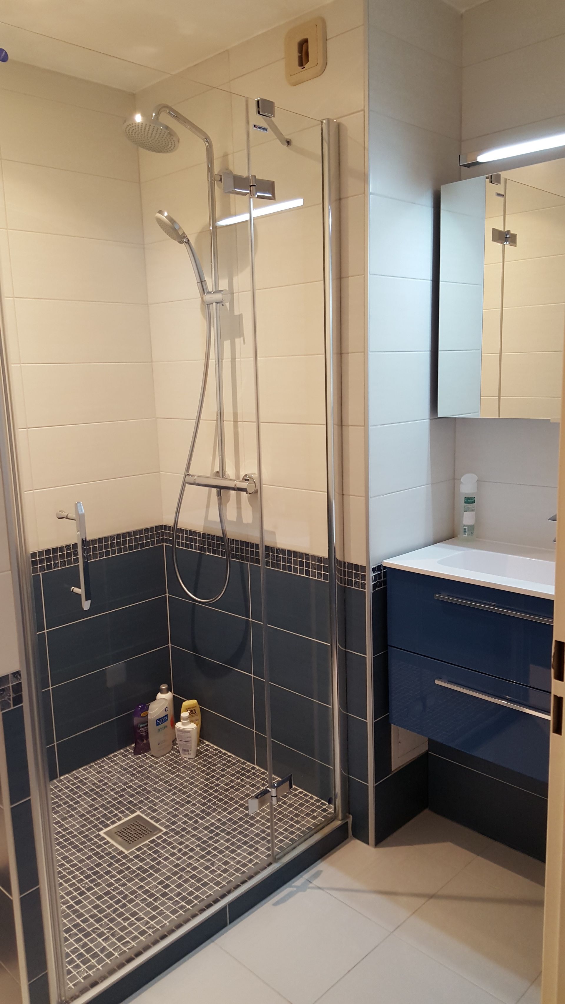 Une cabine de douche bleue