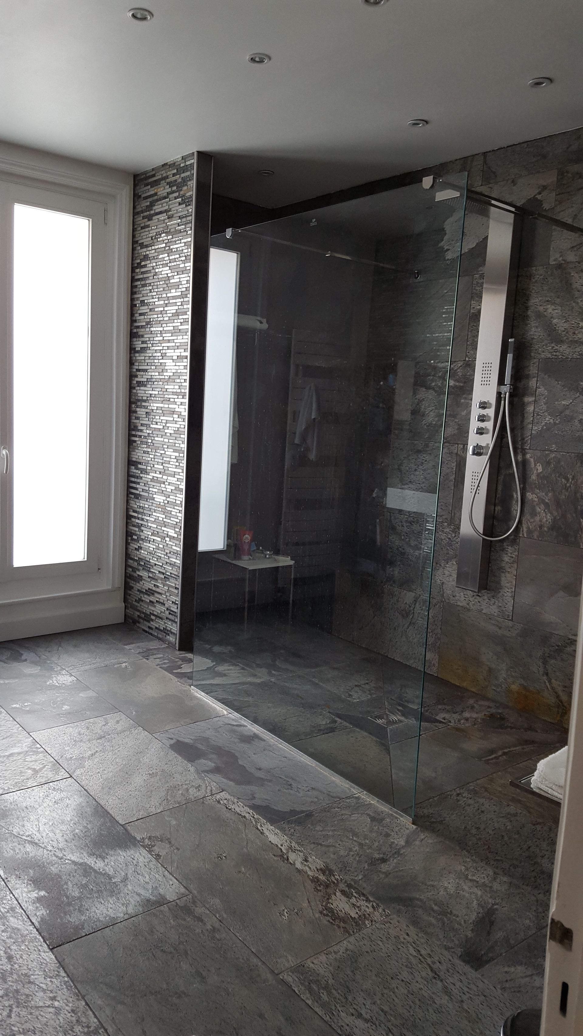 Une cabine de douche à l'italienne grise