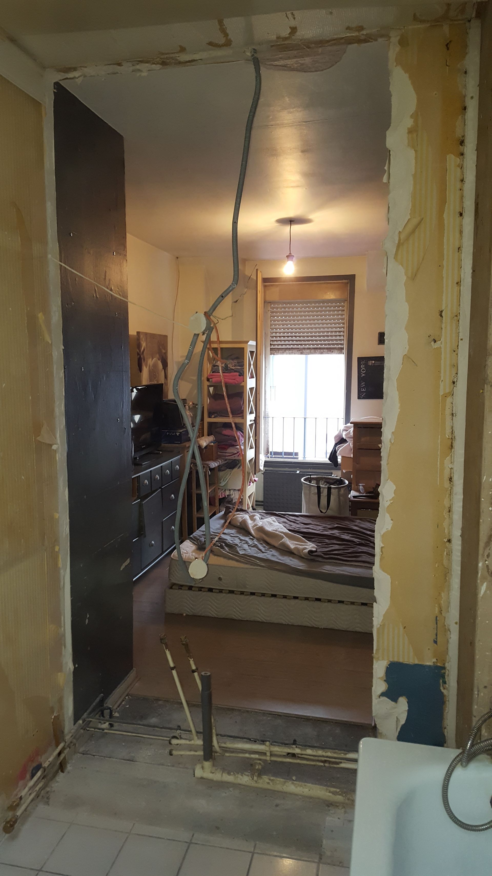 Une ouverture dans un mur