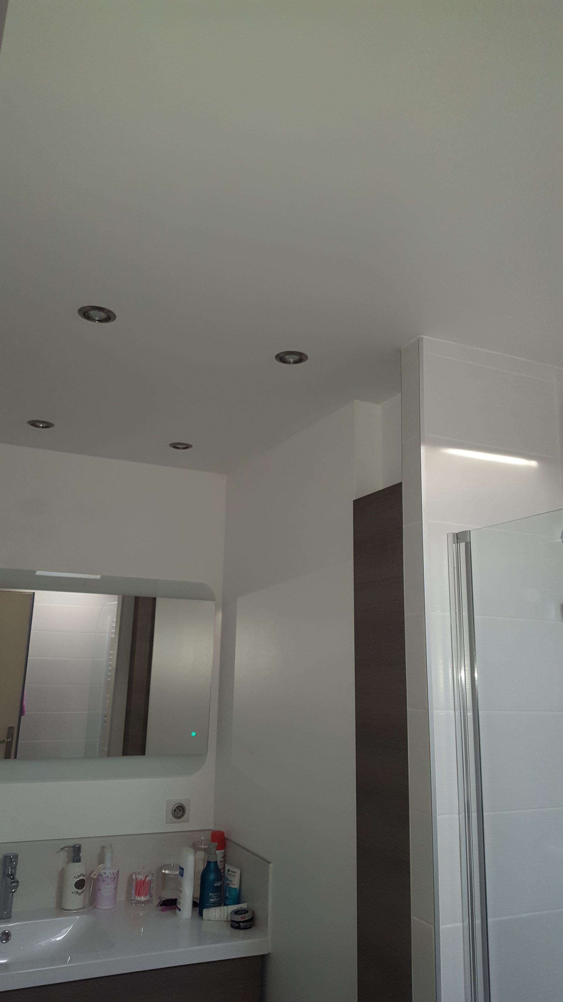 Un plafond blanc