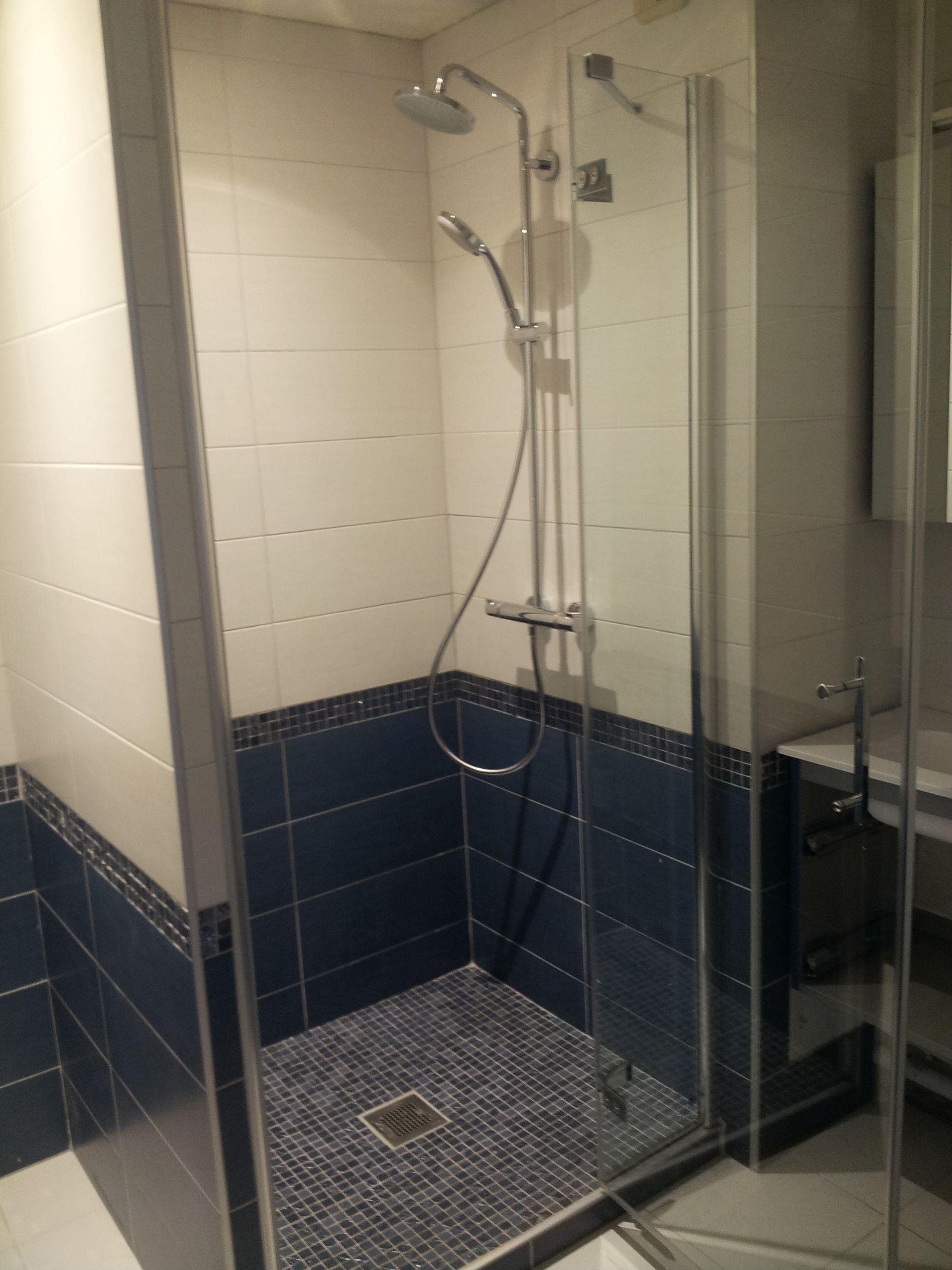 Une cabine de douche bleue et blanche