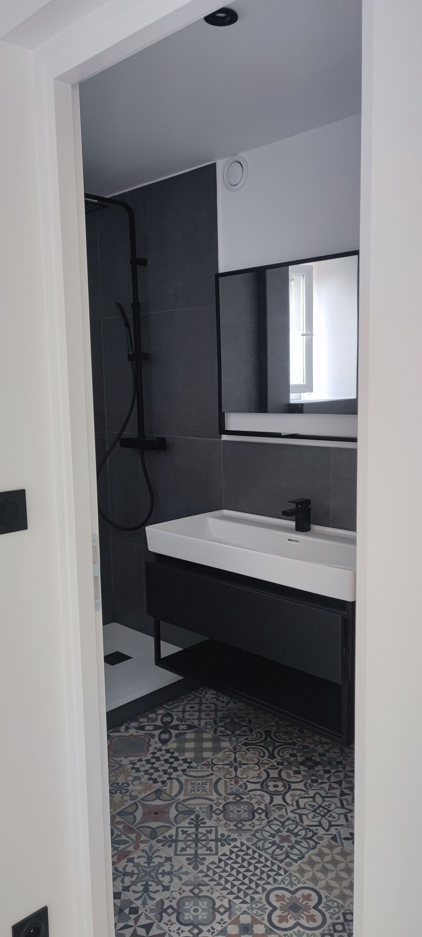 Une salle de bains avec douche