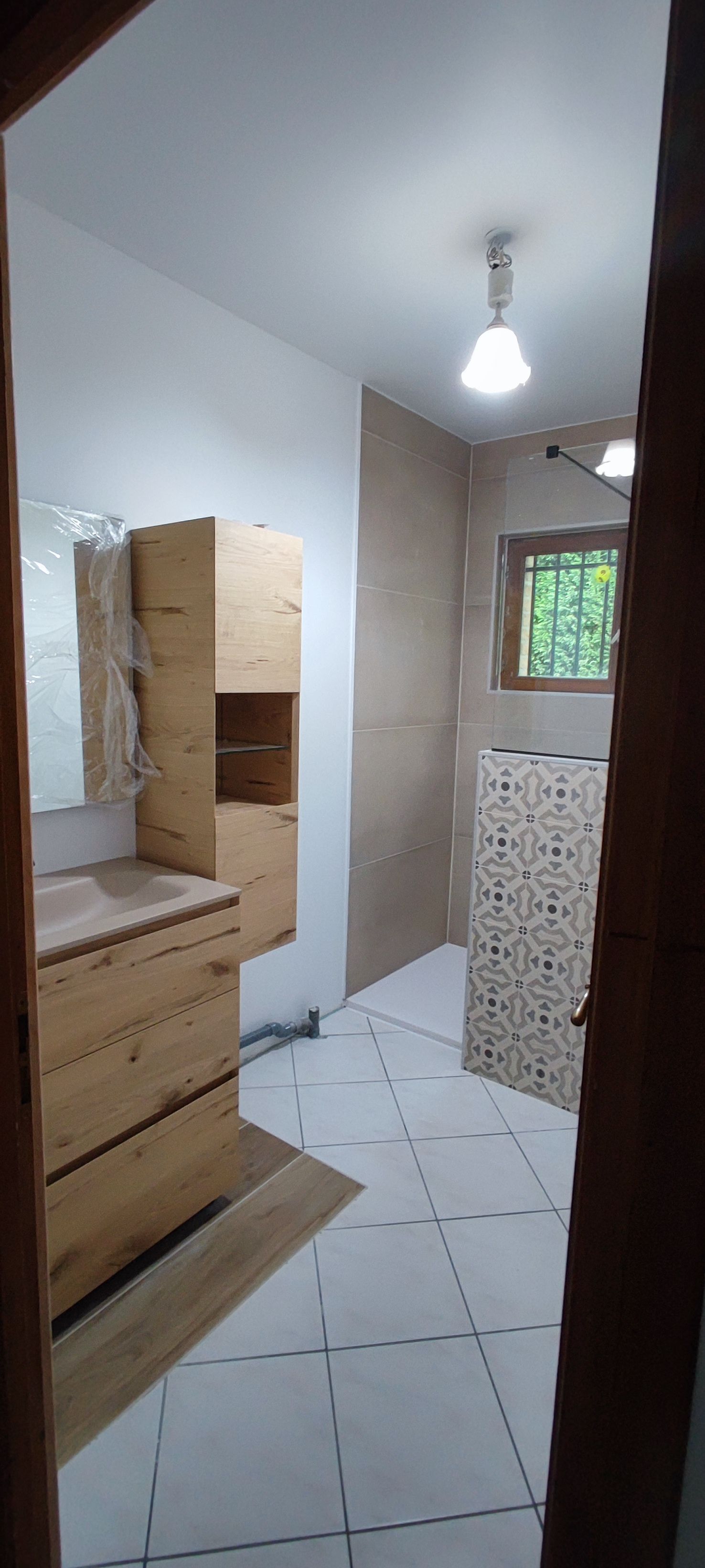 Une salle de bains avec cabine de douche carrelée