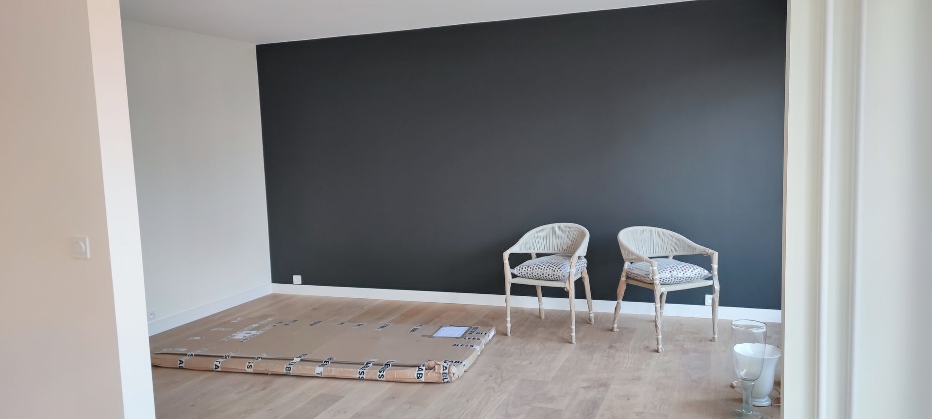 Une chambre avec parquet flottant