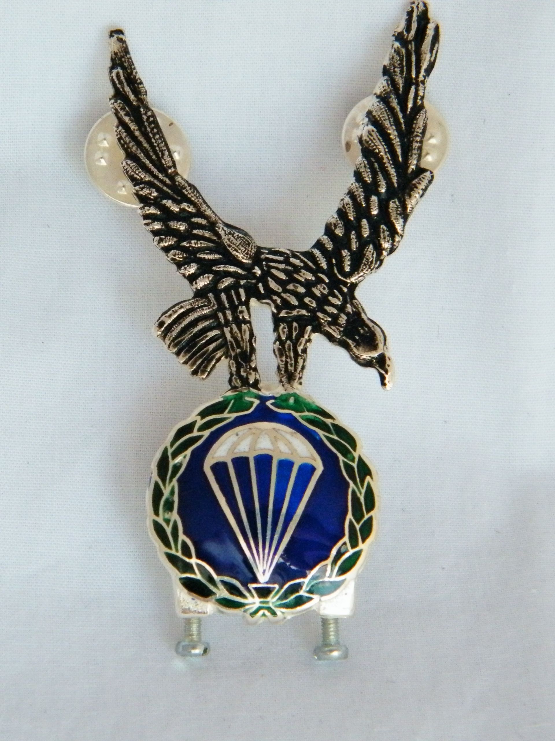 Un pin con un águila y un paracaídas.