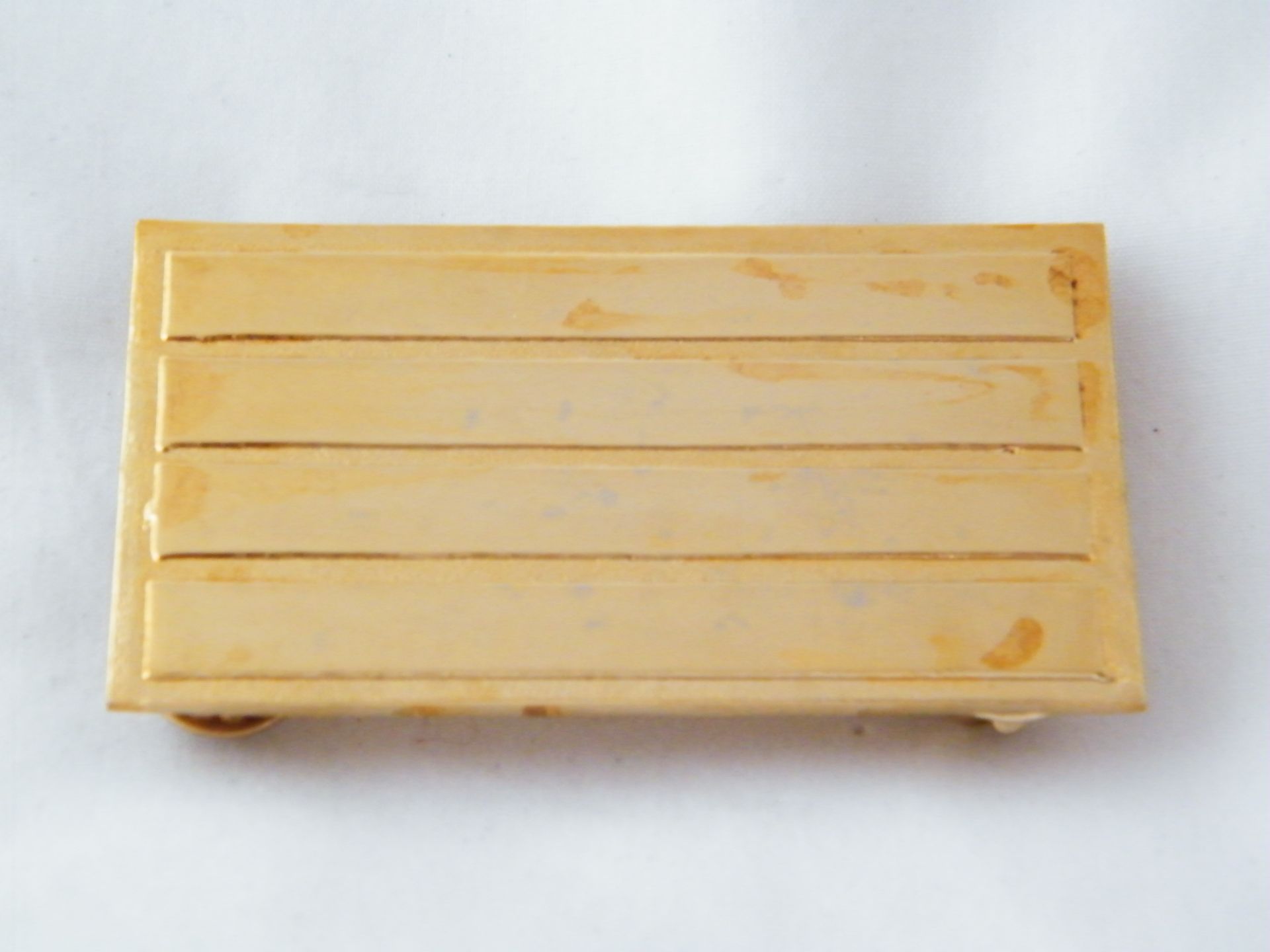 Una pequeña bandeja de madera con un fondo blanco.