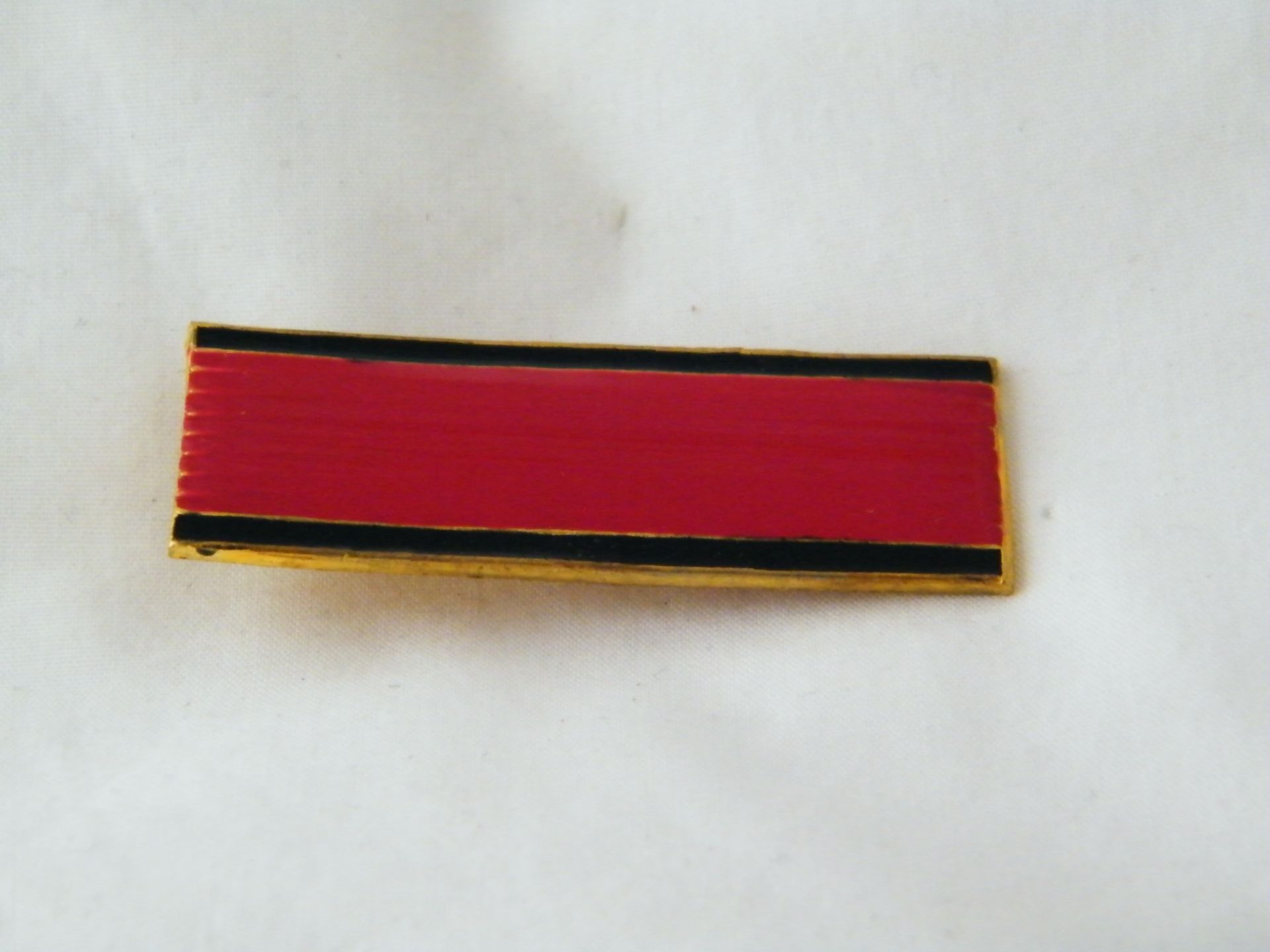 Una cinta roja y negra con un marco dorado