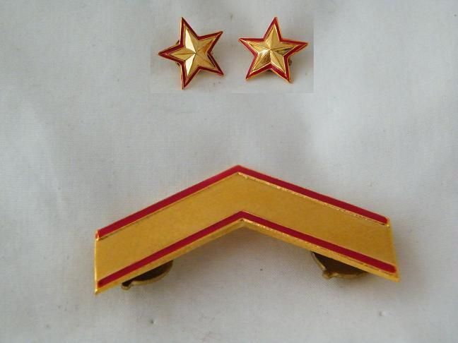 Un cheurón dorado con dos estrellas doradas.