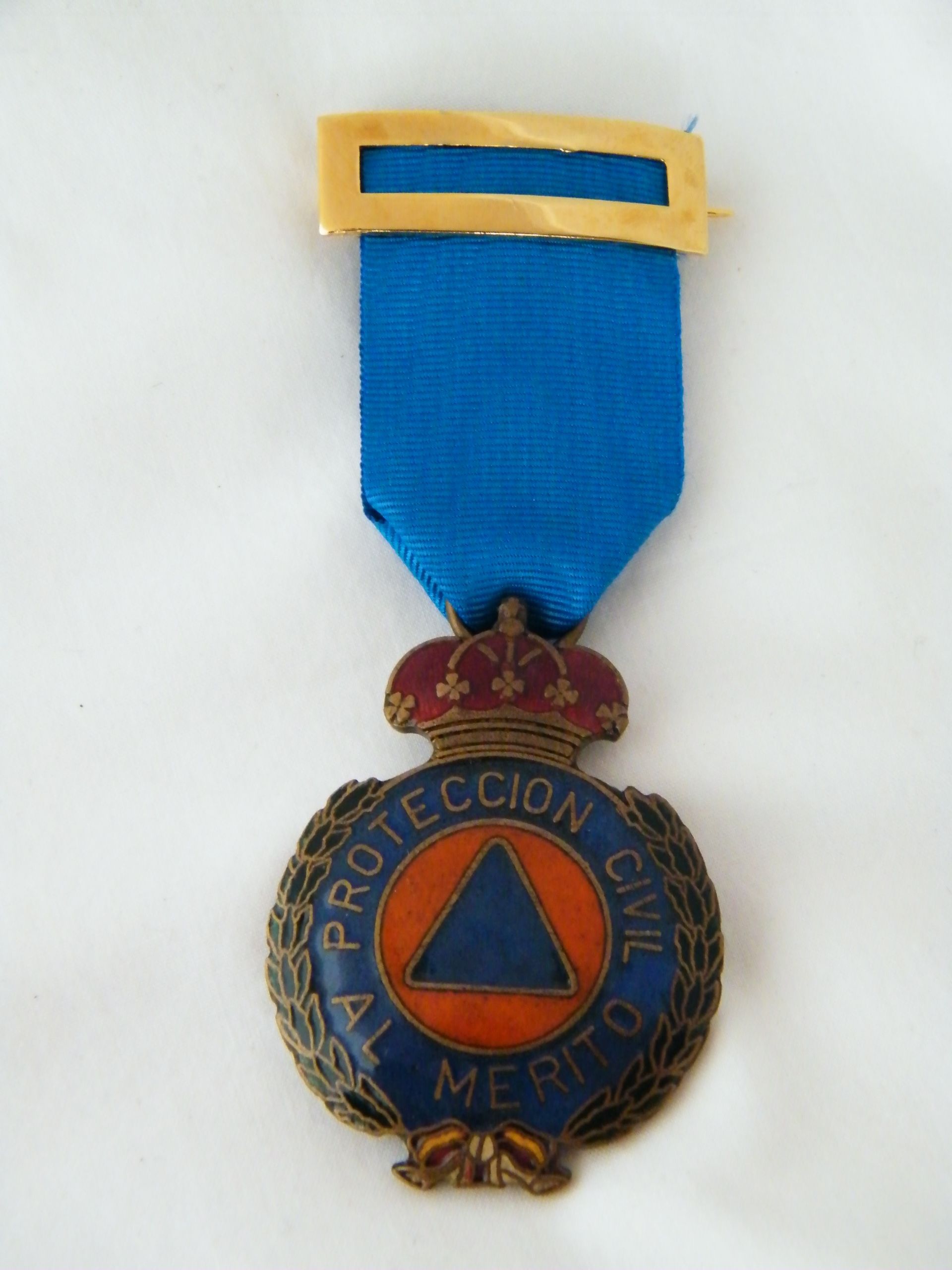 Una medalla que dice protección civil.