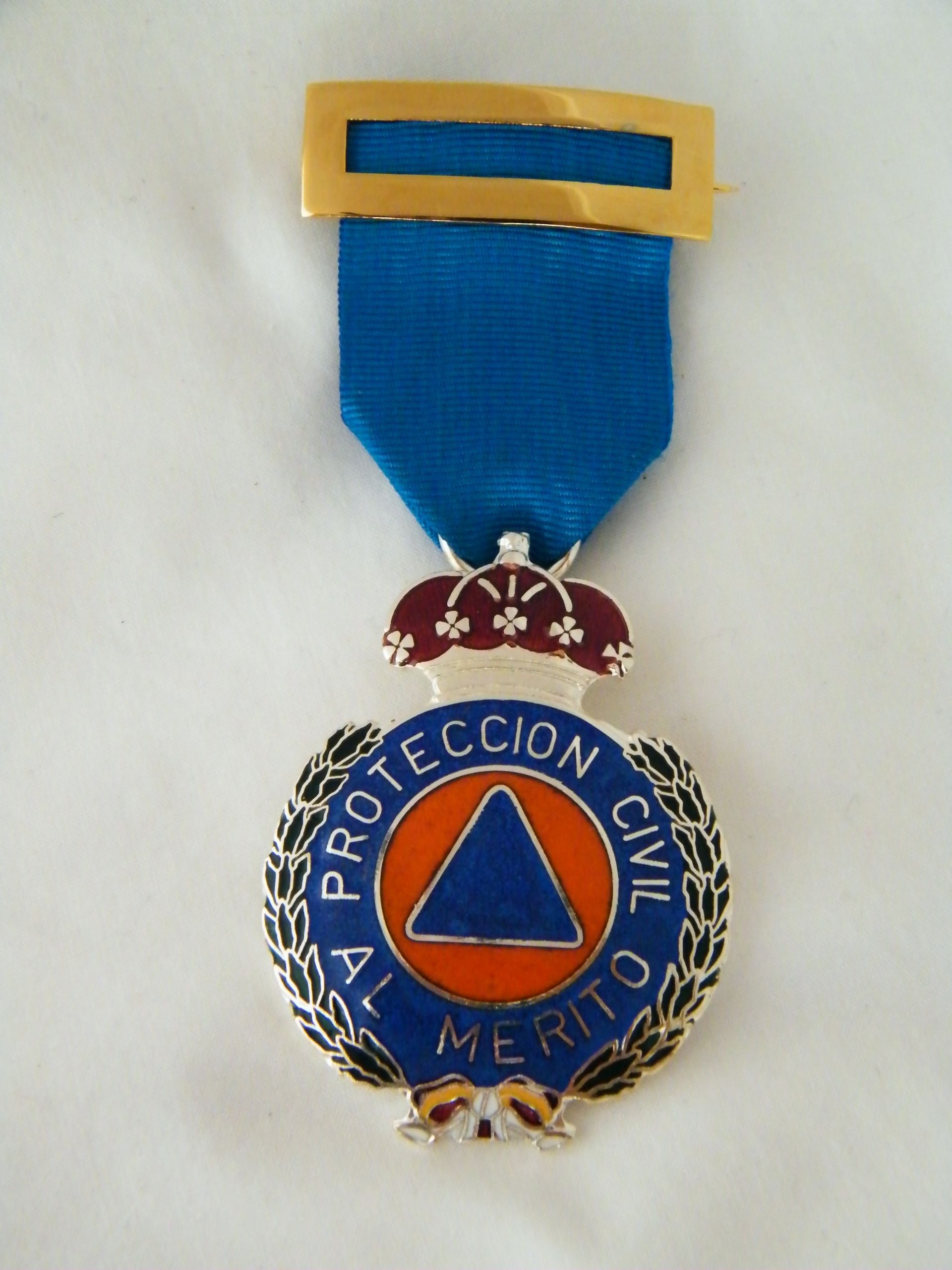 Una medalla que dice protección civil.