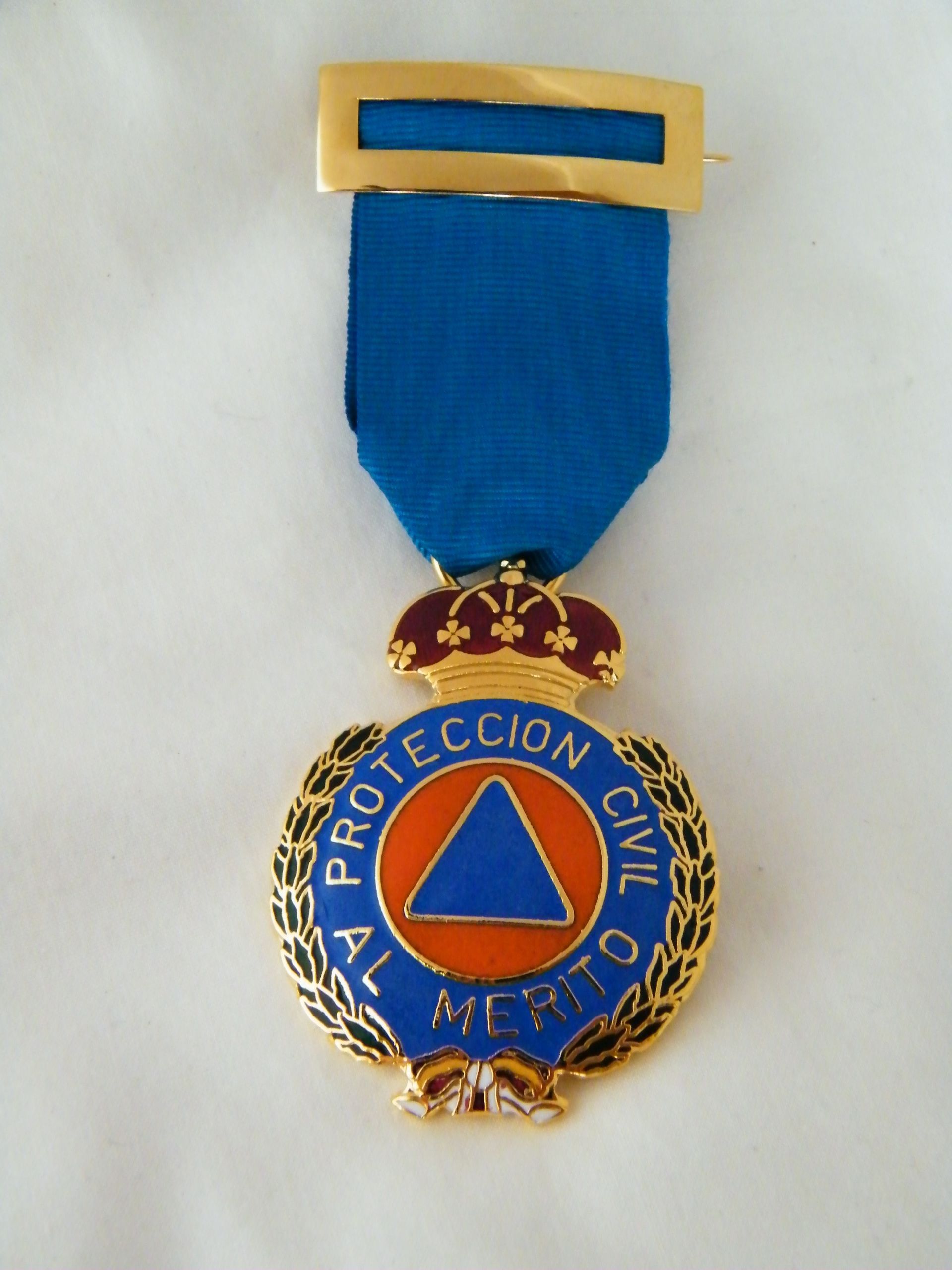 Una medalla que dice protección civil.