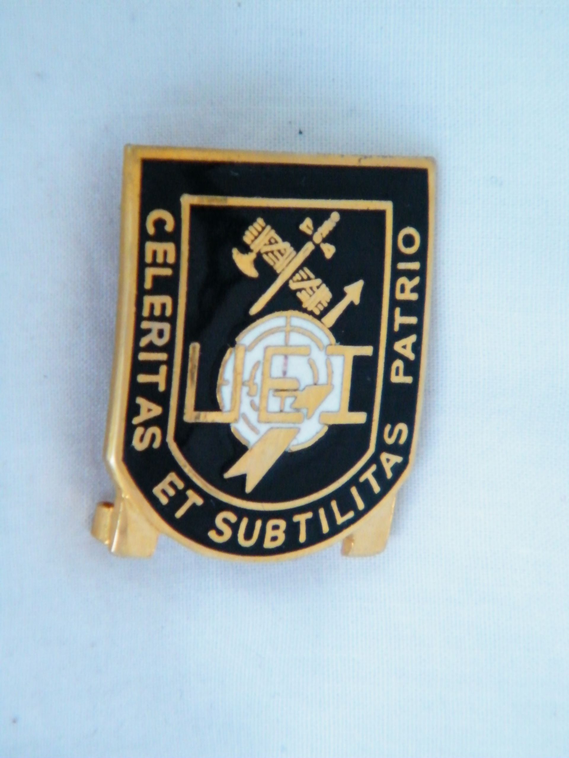 Una insignia que dice velocidad y sustitutos en ella