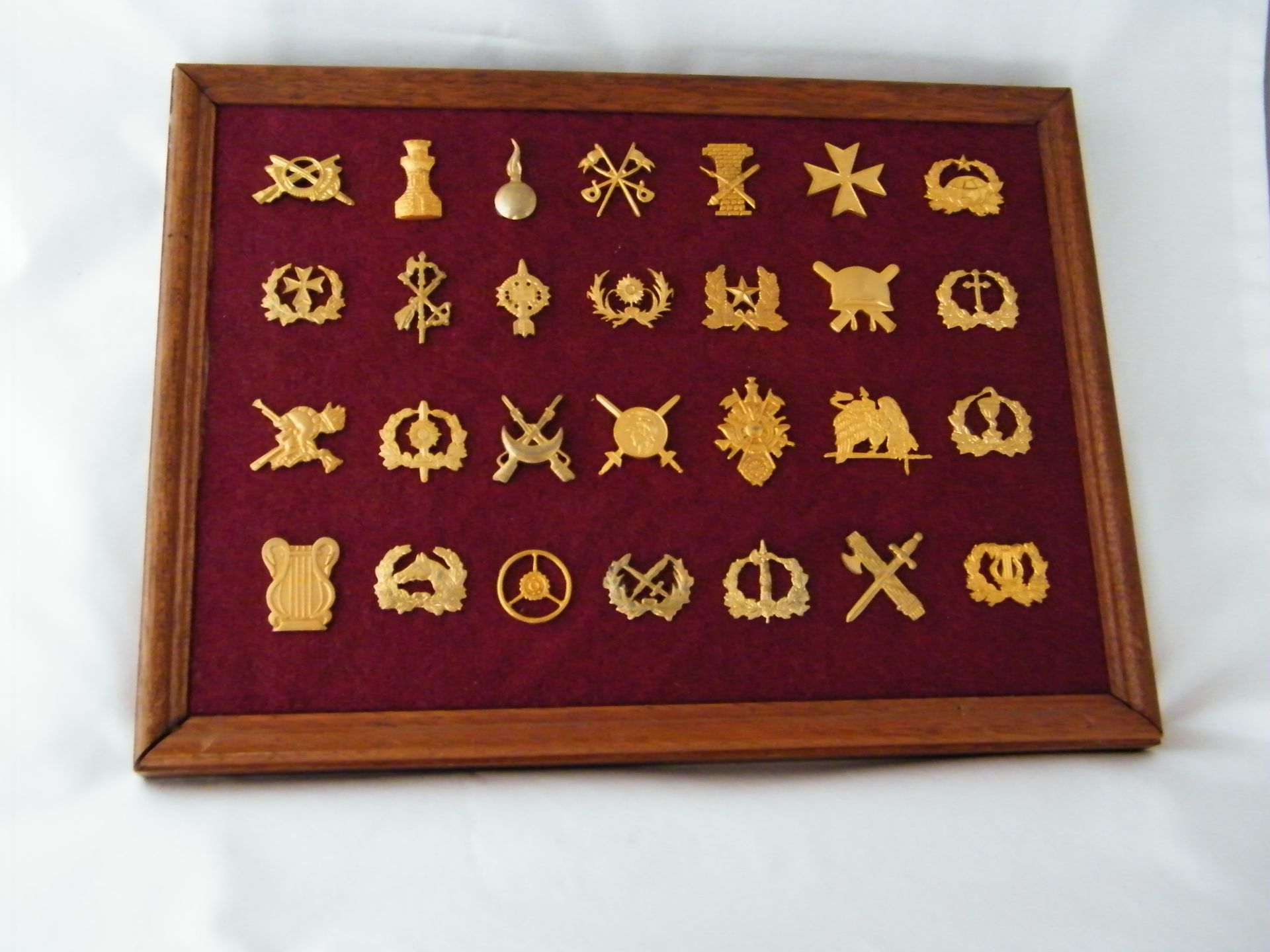 Una exhibición enmarcada de símbolos dorados sobre un fondo rojo