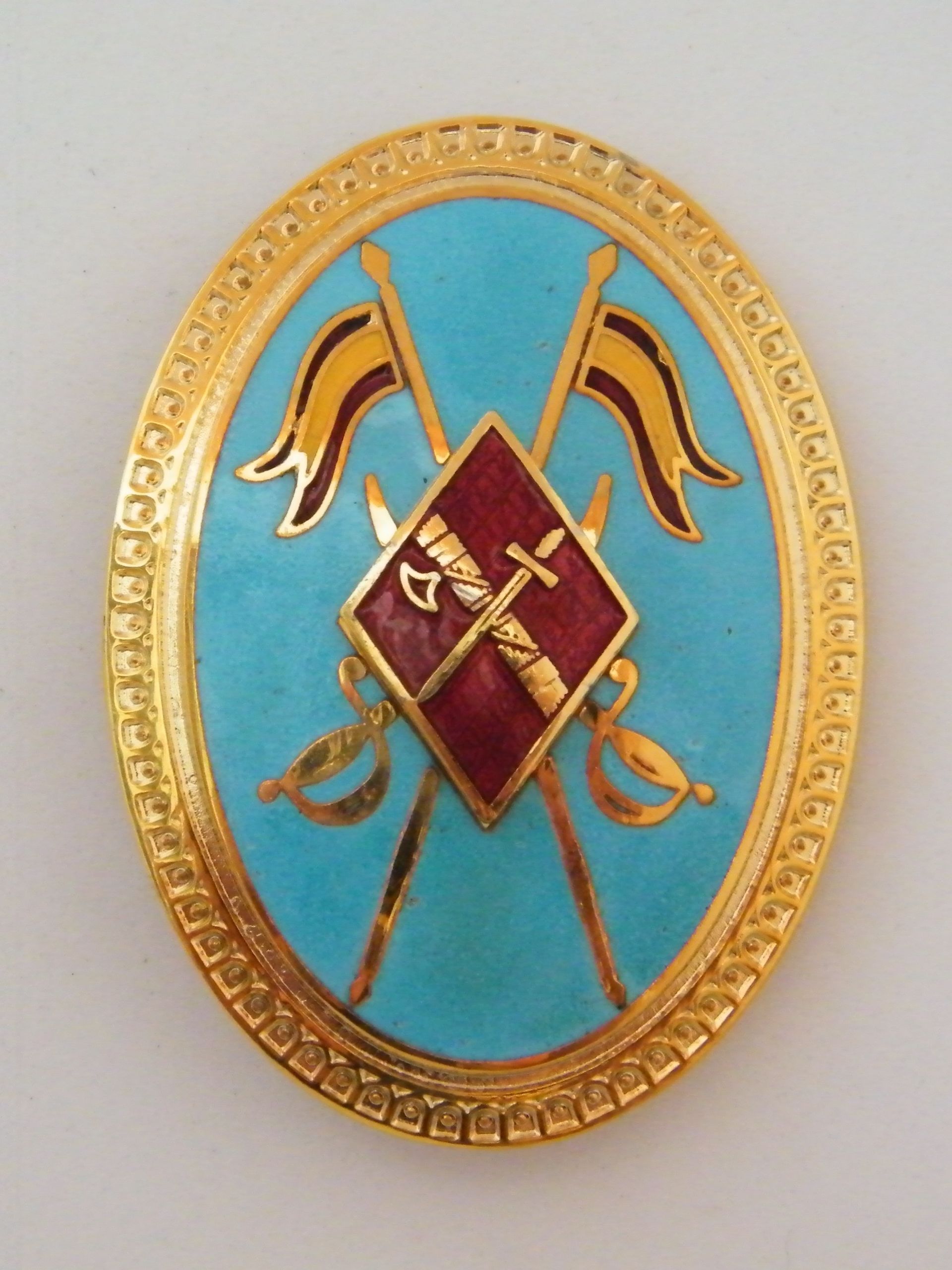 Una insignia con una cruz y espadas.