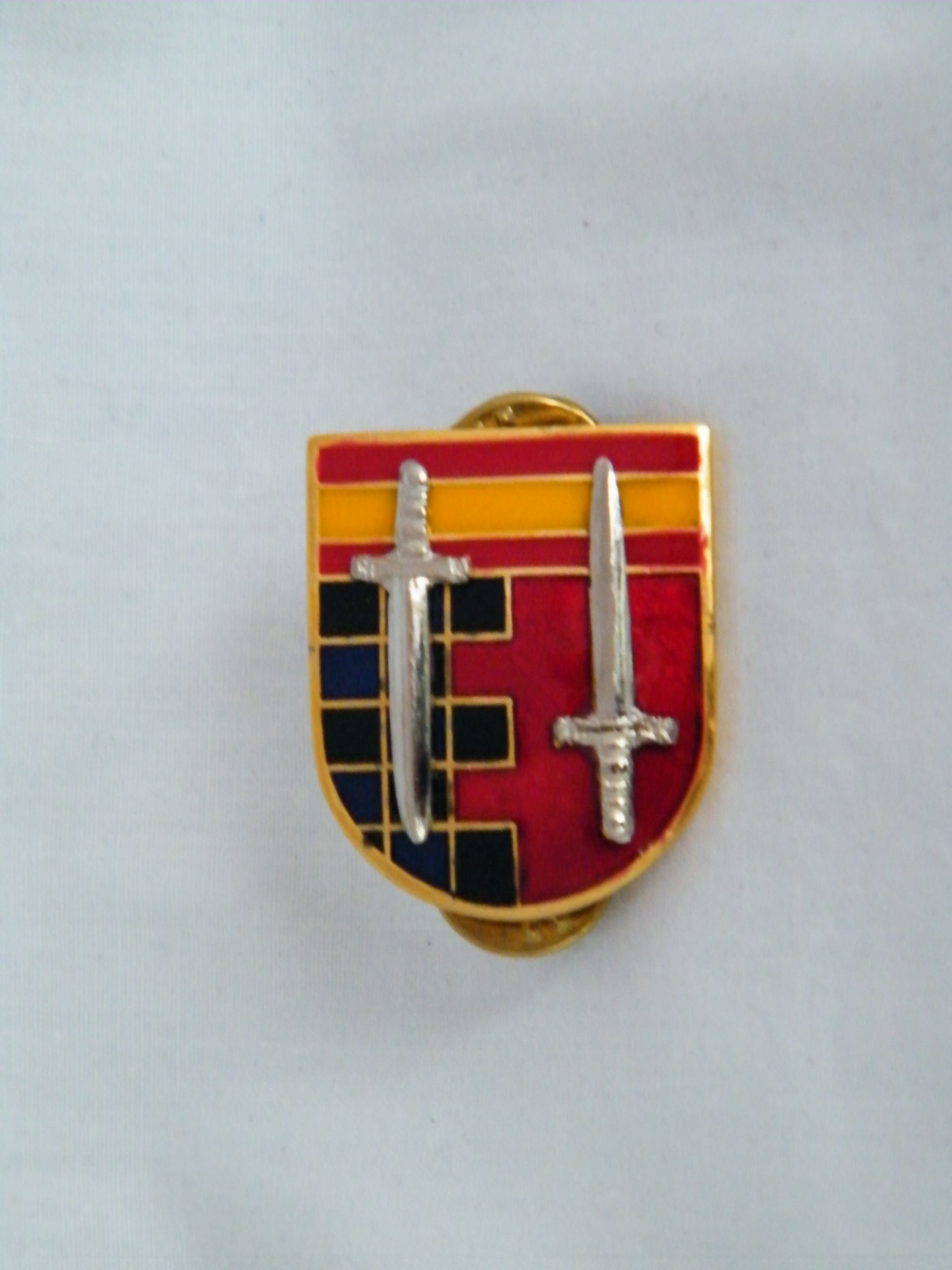 Una insignia con dos espadas plateadas.
