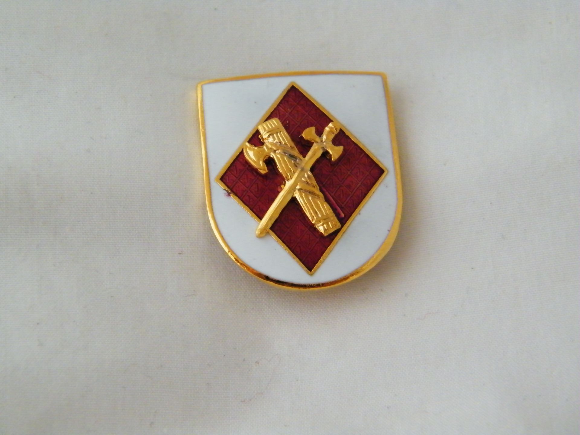 Una insignia con una cruz y un martillo.