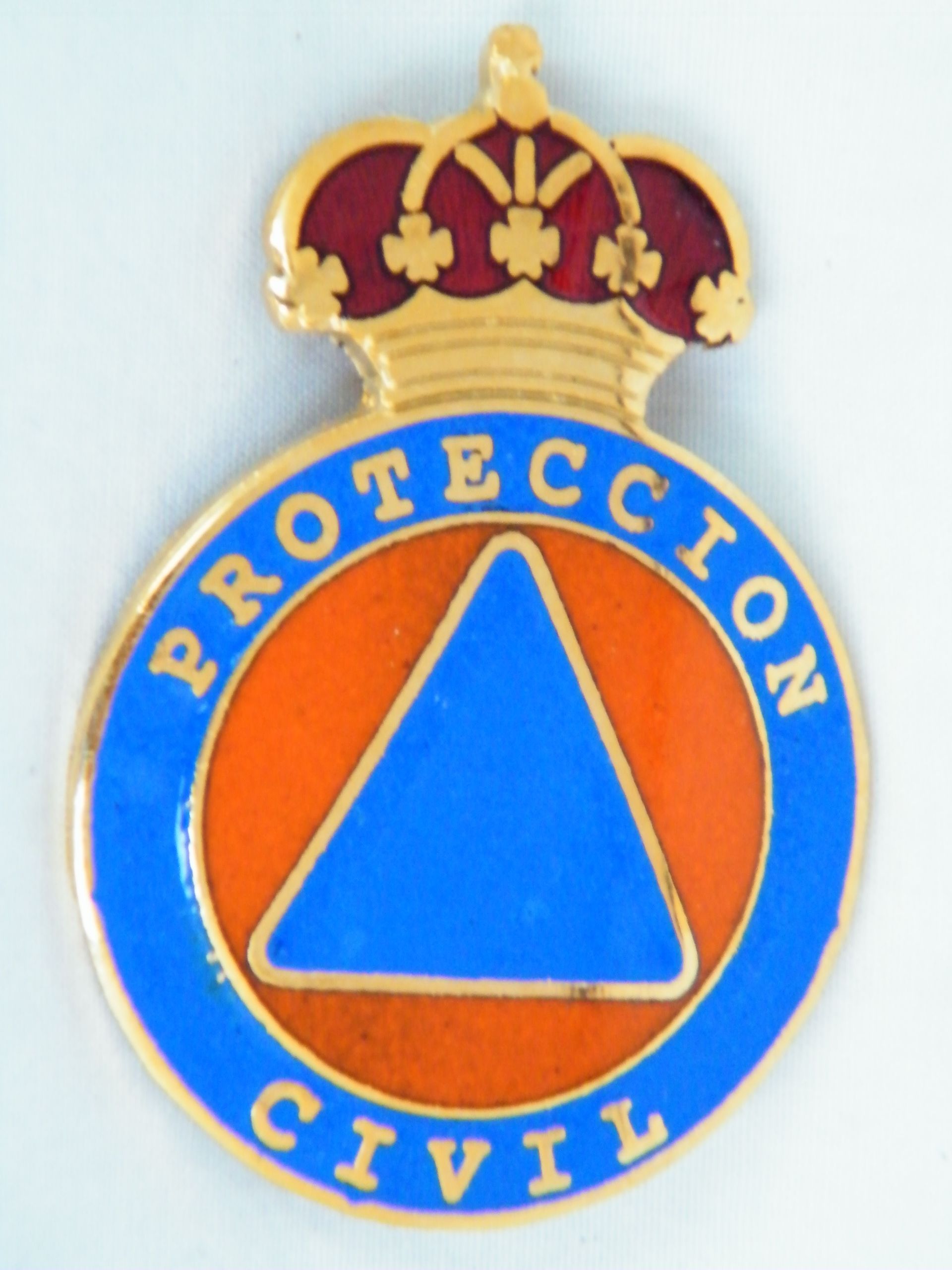 Una insignia que dice protección civil.