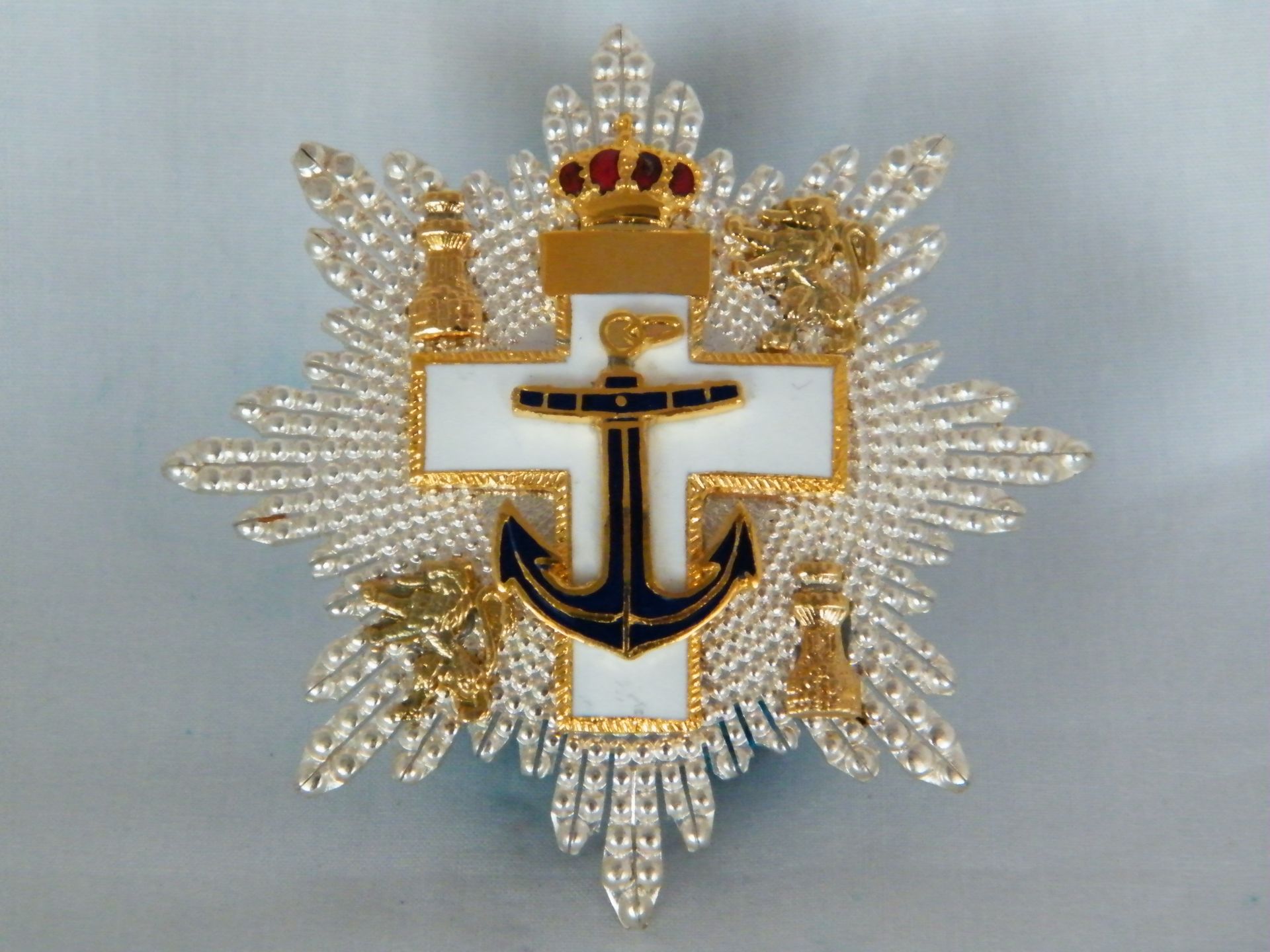 Una estrella con una cruz y un ancla.