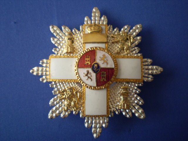 Una medalla con una cruz y una corona.