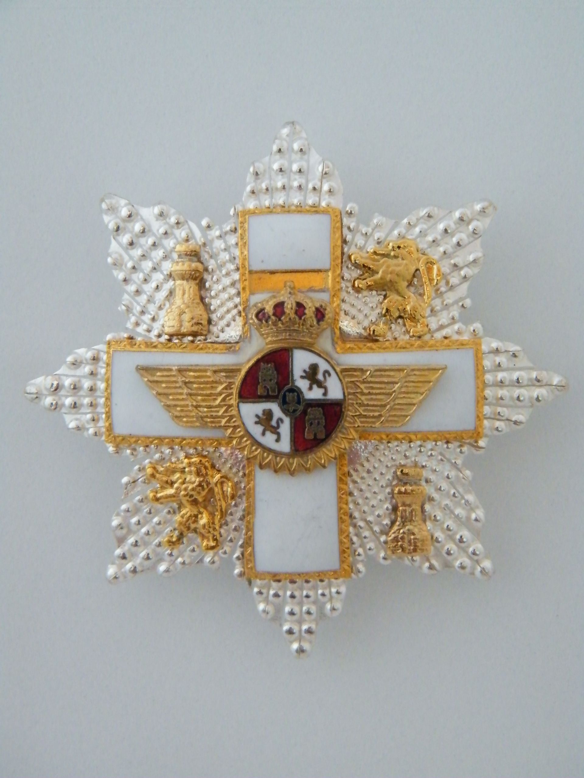 Una estrella dorada y blanca con una cruz sobre ella