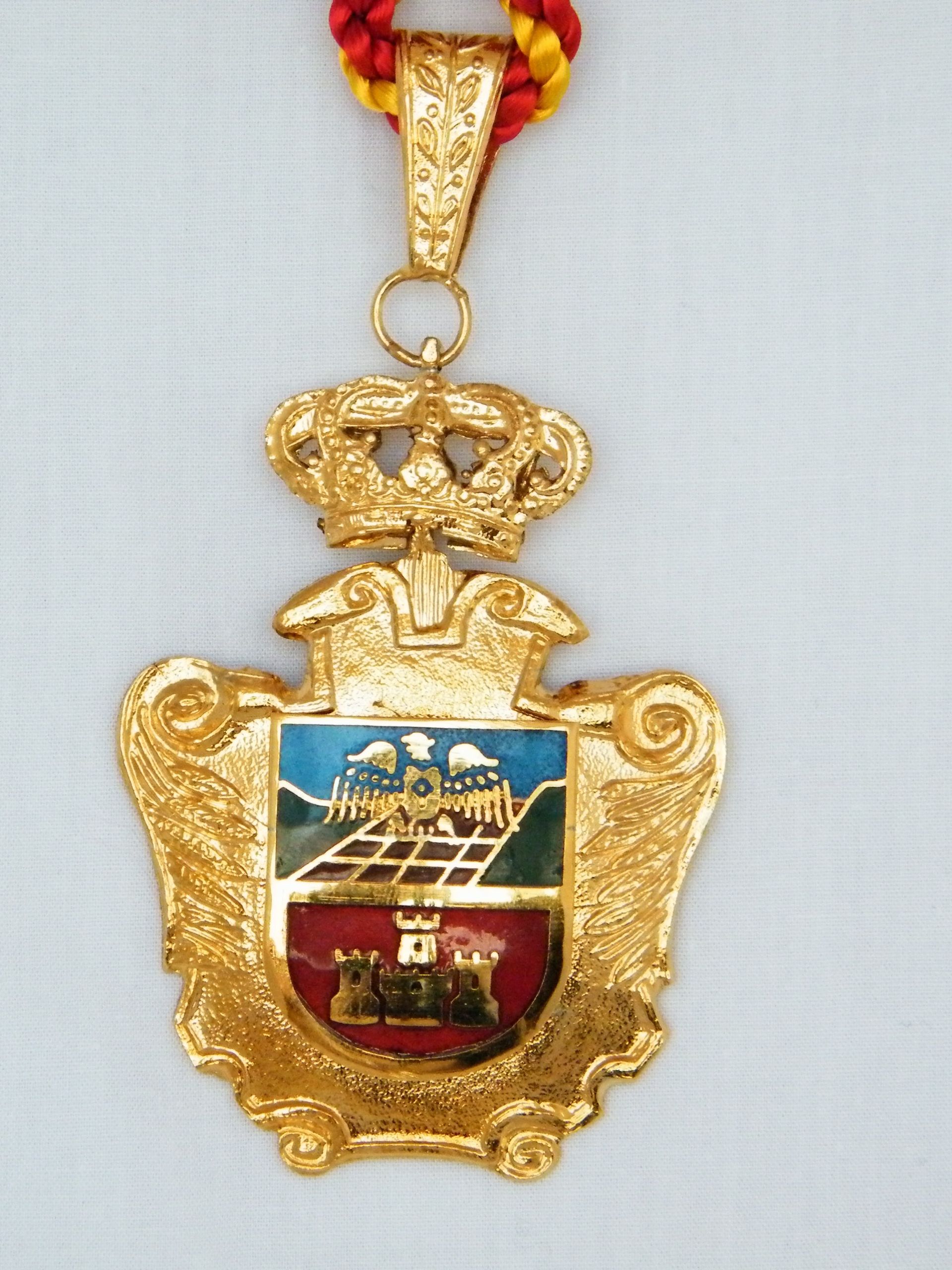 Una medalla de oro con una corona encima