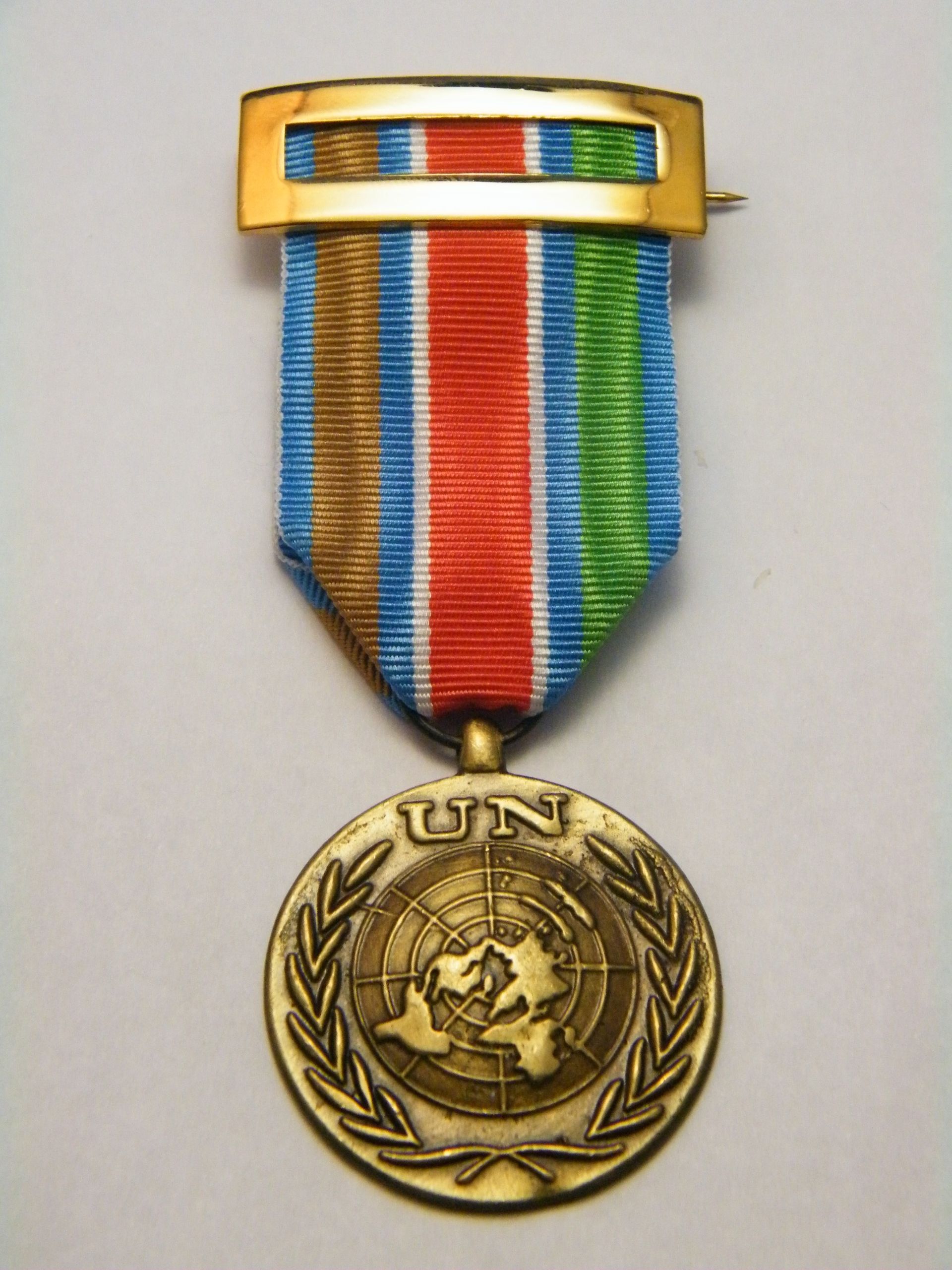 Una medalla con la palabra ONU en ella