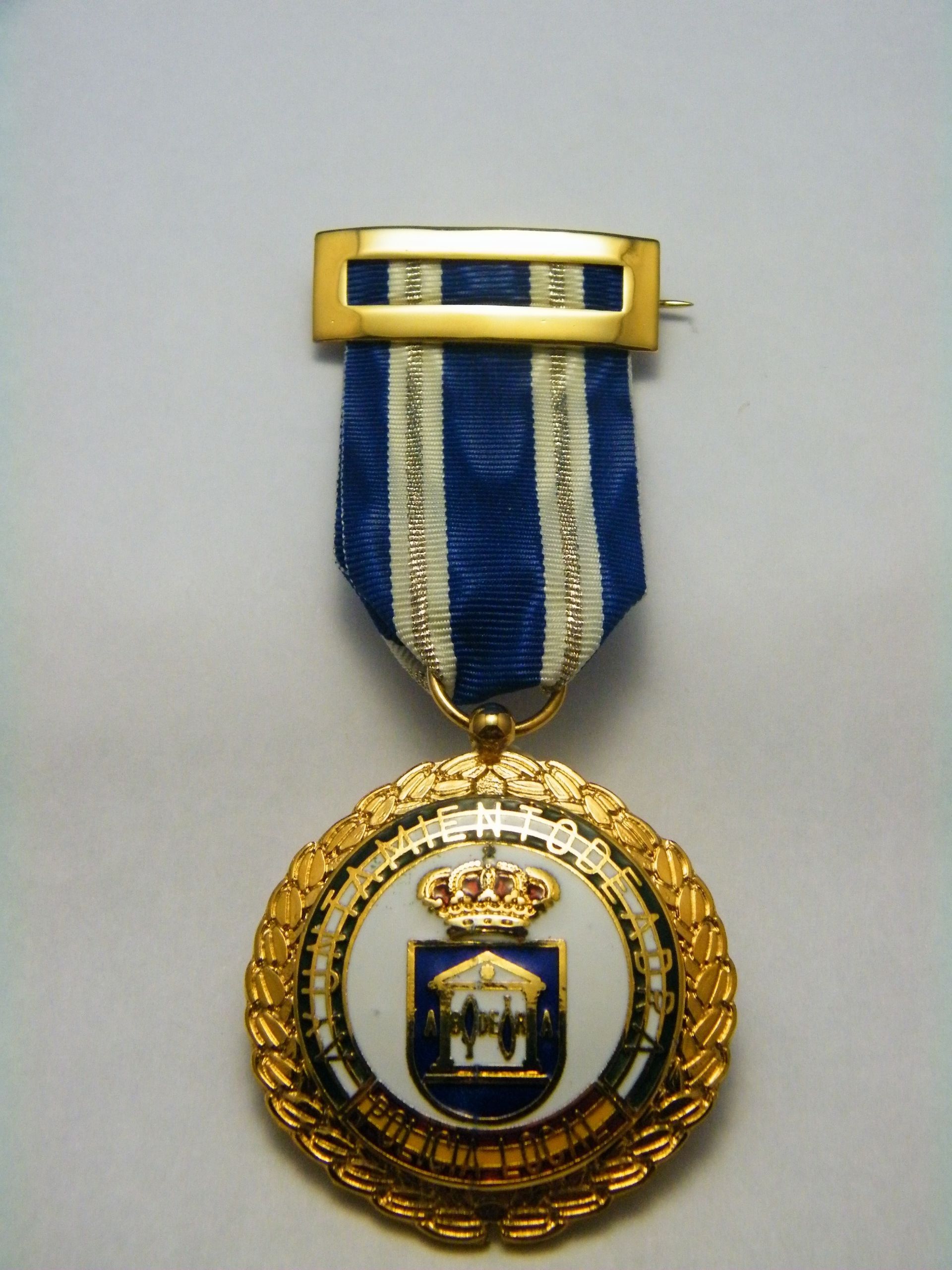 Una medalla azul y blanca con una corona.