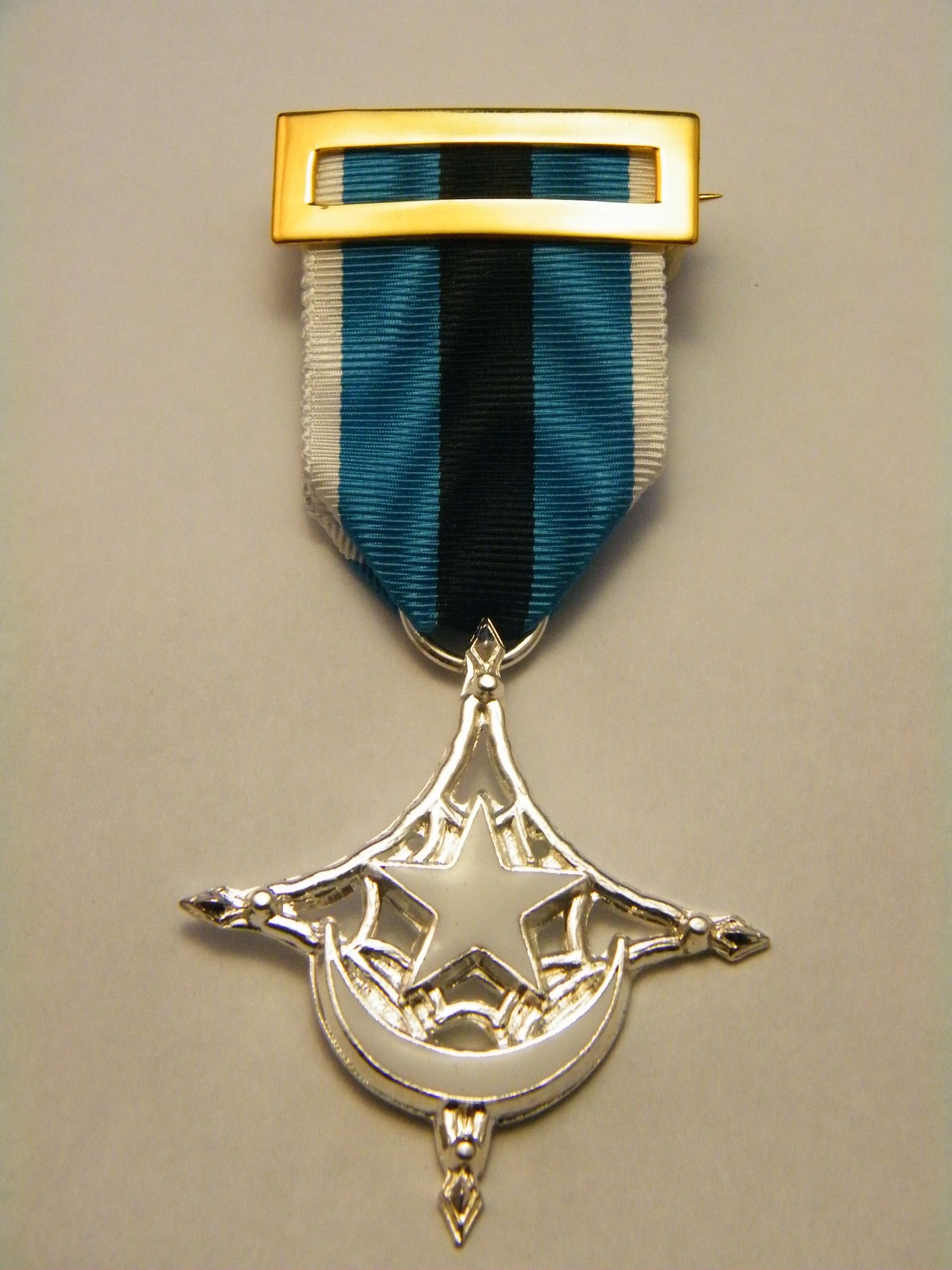 Una medalla con una luna creciente y una estrella.